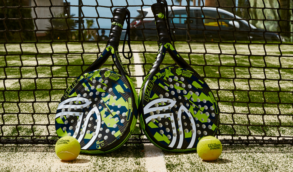 Padelrackets en bal voor een net op een baan op Tenerife.