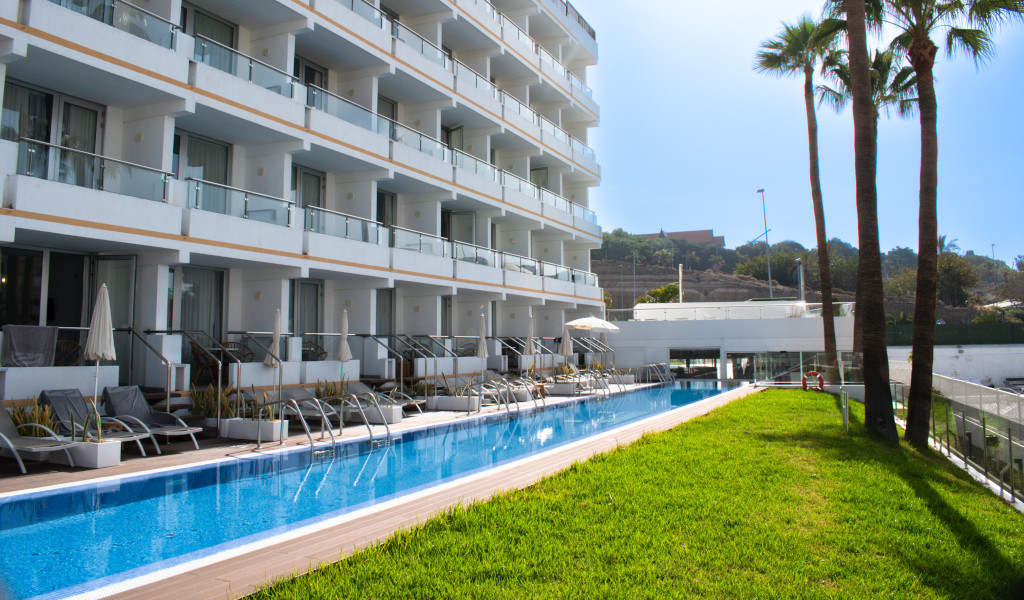 Hotel met zwembad en ligstoelen op Tenerife.