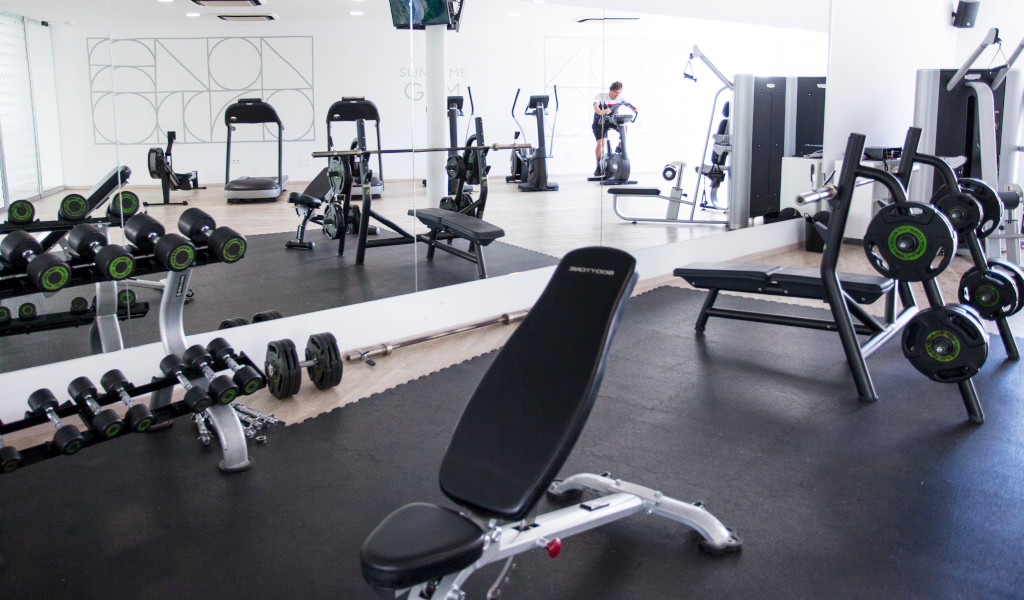 Moderne sportschool met gewichten en fitnessapparaten op Tenerife.