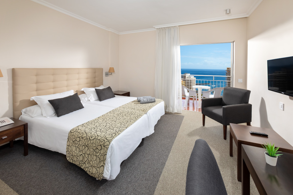 Hotelkamer op Tenerife met uitzicht op zee vanaf het balkon.