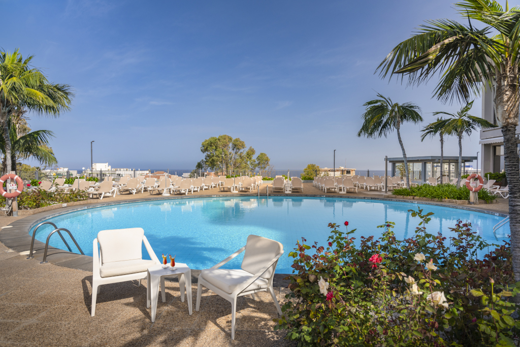 Buitenzwembad met uitzicht op zee in een hotel op Tenerife.