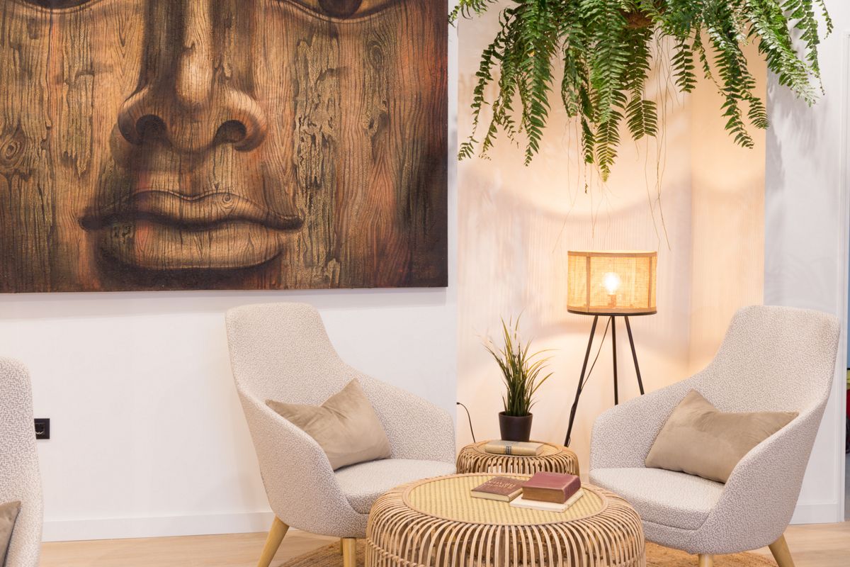 Woonkamer met stoelen, tafels en houten schilderij. Decoratie van Tenerife.