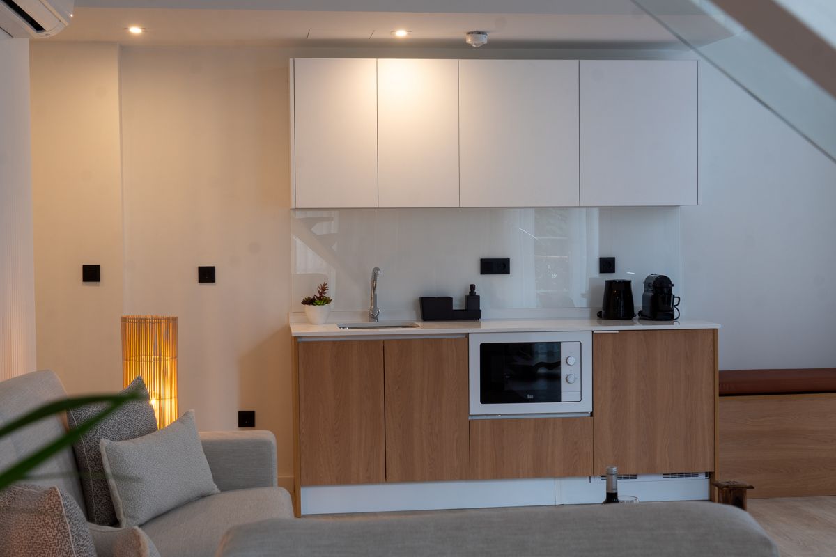 Moderne keuken met magnetron en koffiezetapparaat in appartement in Santa Cruz de Tenerife.