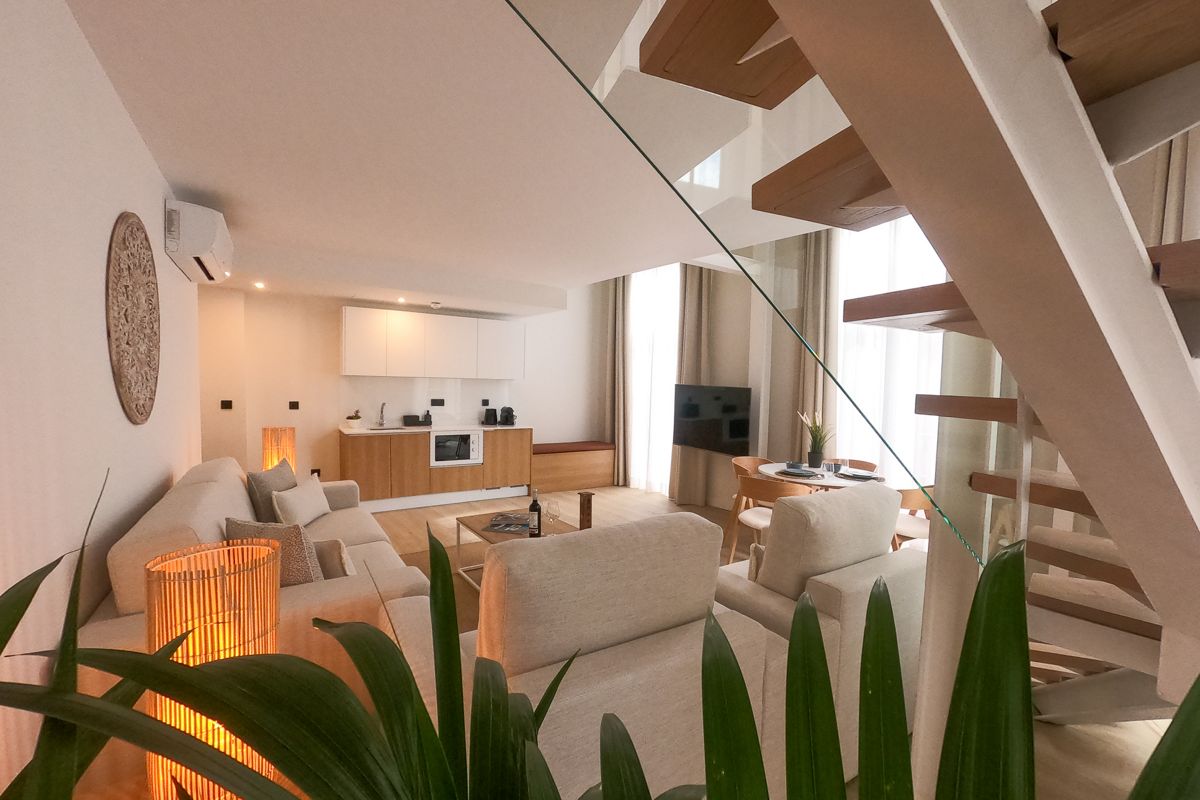 Moderne woonkamer met geïntegreerde keuken in het appartement op Tenerife.