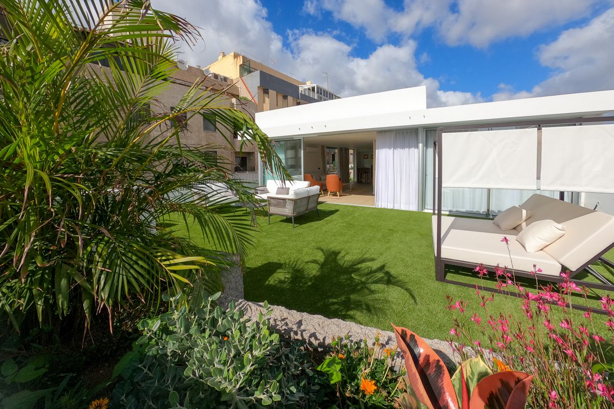 Terras met gazon, tuinmeubilair en planten op Tenerife.