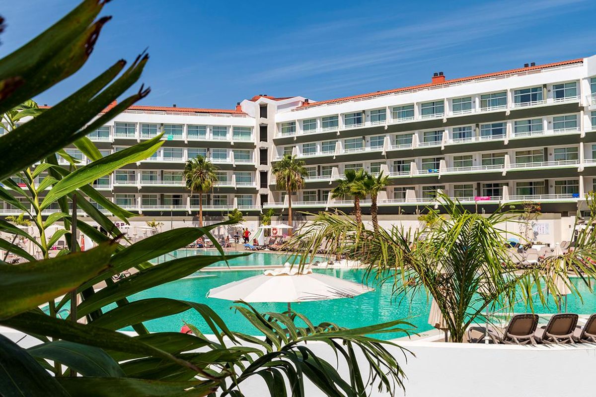 Zwembad en hotel met balkons en palmbomen op Tenerife.