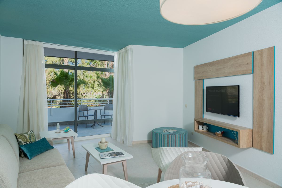 Moderne woonkamer met terras en uitzicht op de tuinen op Tenerife.