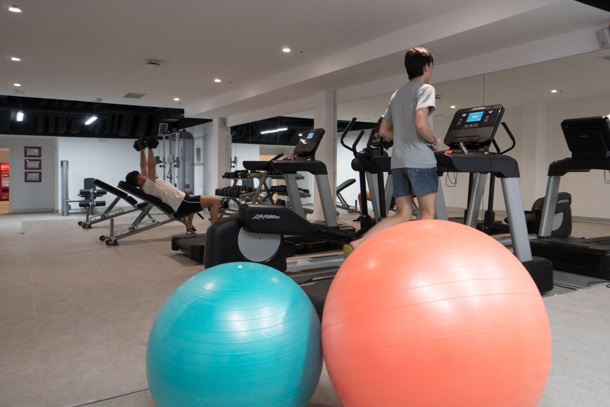 Mensen die trainen in een sportschool met fitnessballen op Tenerife.