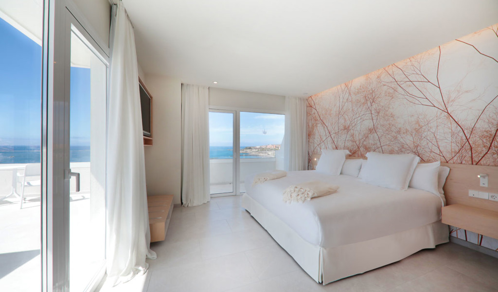 Een lichte kamer met tweepersoonsbed en uitzicht op zee op Tenerife.