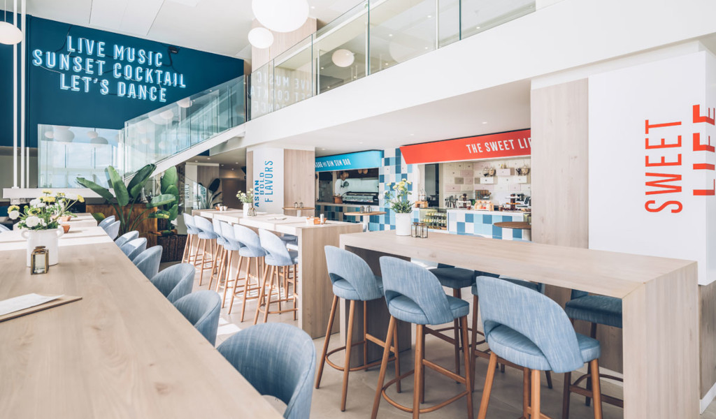 Cafetariainterieur met blauwe stoelen en moderne decoratie in Tenerife.