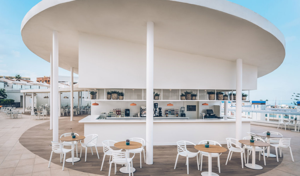 Openluchtbar met witte tafels en stoelen op Tenerife.