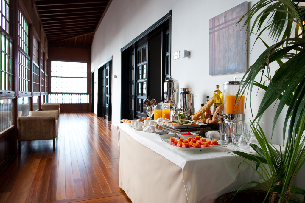 Sap- en fruitbuffet in een hotel op Tenerife.