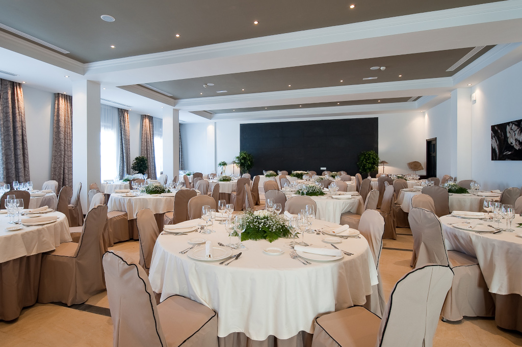 Elegante eetzaal met ronde tafels klaargemaakt in een lounge op Tenerife.