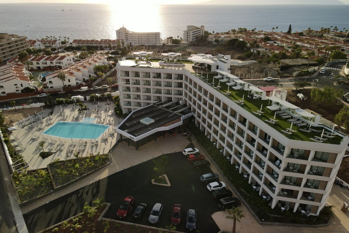 Hotel op Tenerife met zwembad en uitzicht op zee bij zonsondergang.
