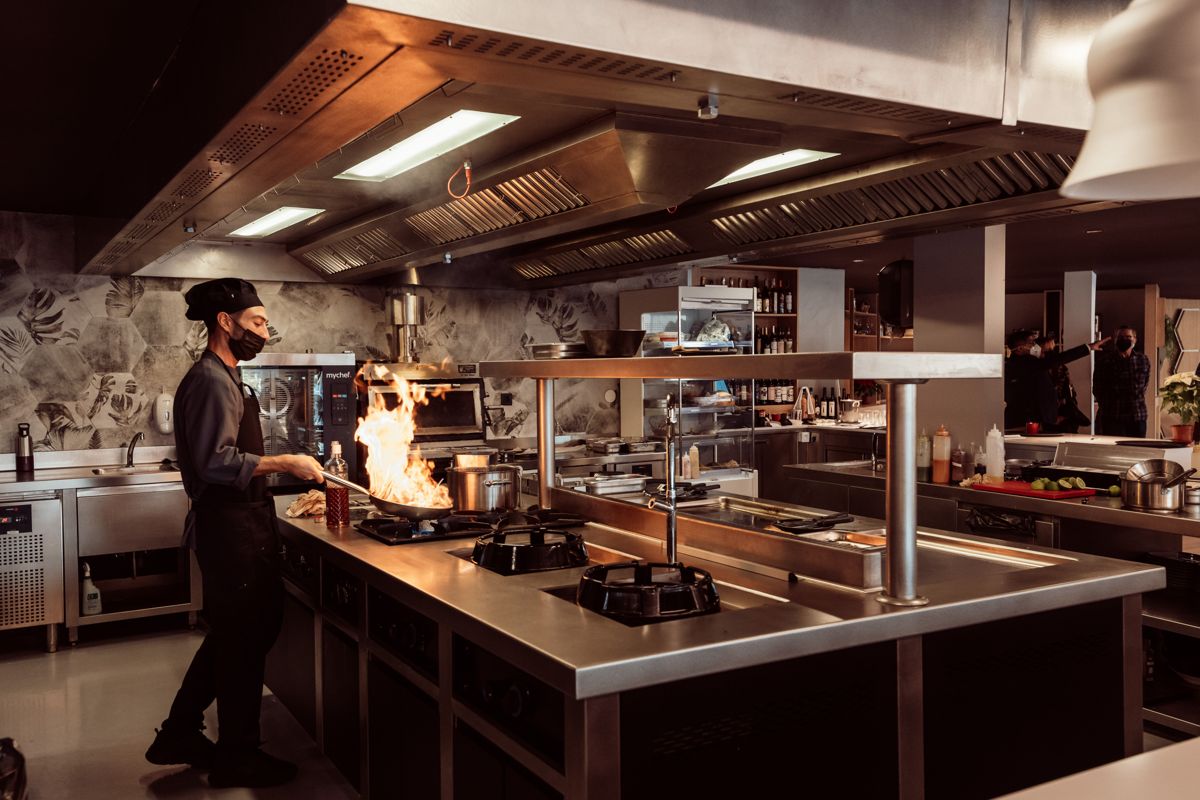 Chef kookt met lama's in een keuken op Tenerife.