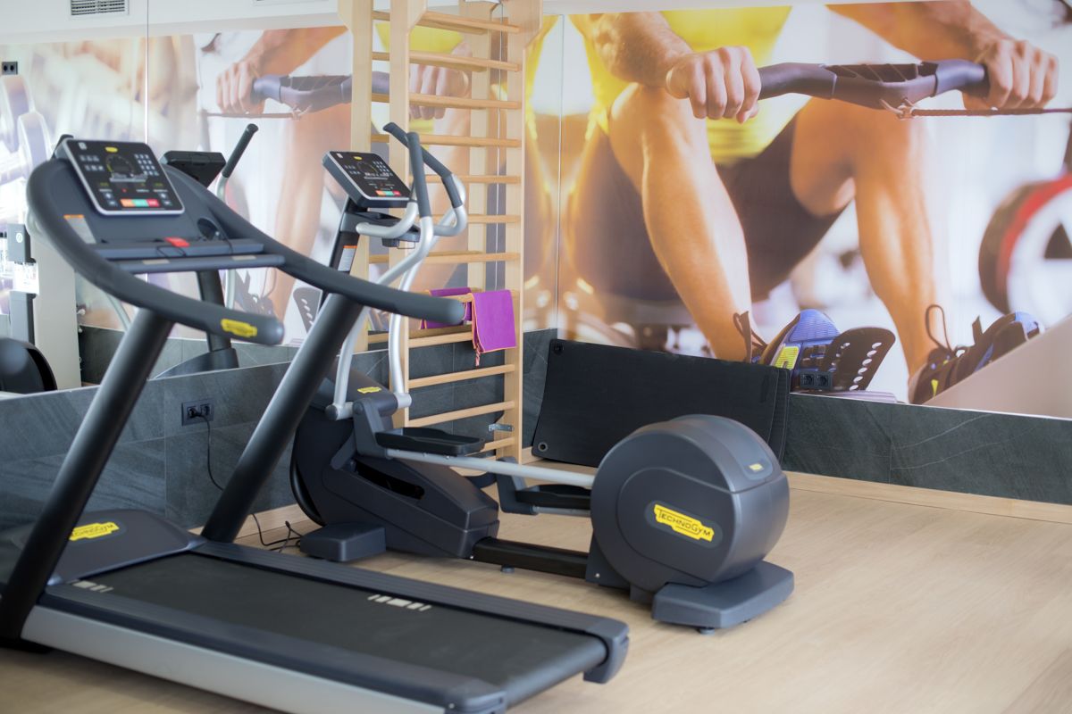 Fitnessapparaten in de sportschool van Tenerife.