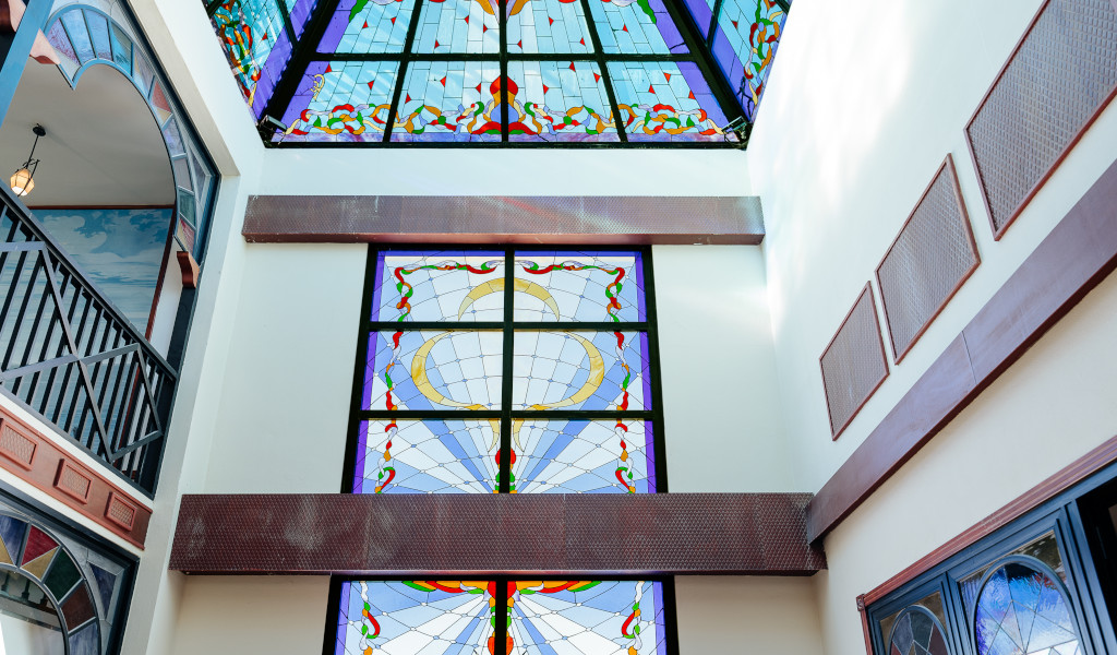 Kleurrijke glas-in-loodramen aan het plafond en de muren van de plek op Tenerife.