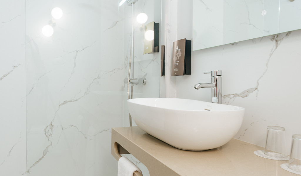 Moderne wasbak met chromen kraan en marmeren muur in de hotelbadkamer op Tenerife.