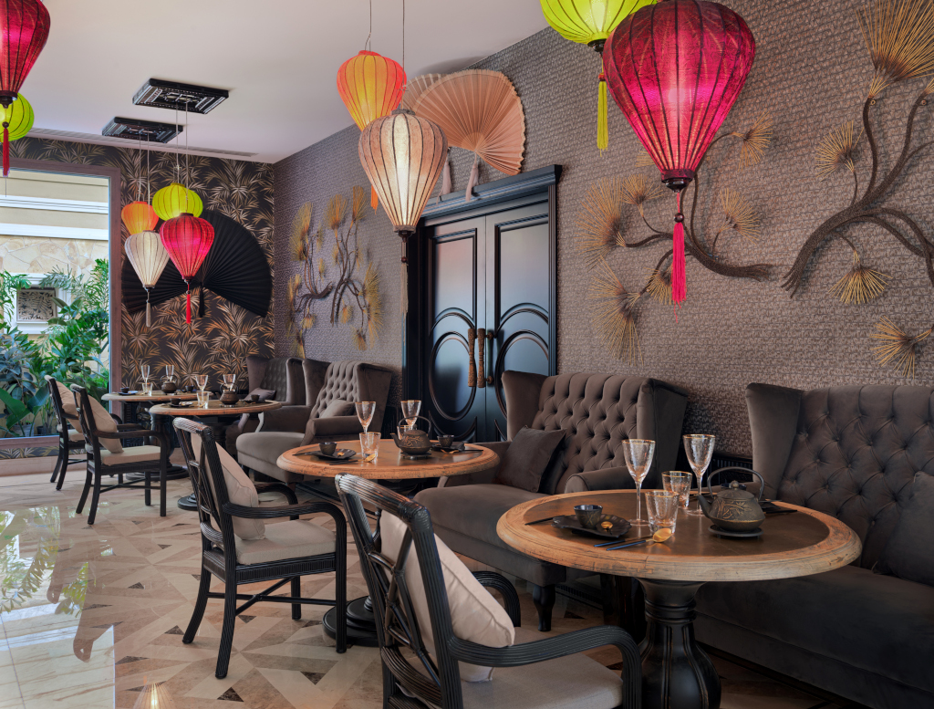 Restaurant op Tenerife met elegante tafels en hangende papieren lampen.