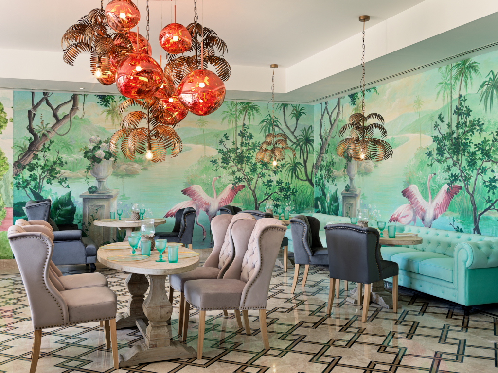Restaurant op Tenerife met tropische decoratie en flamingo-muurschilderingen.