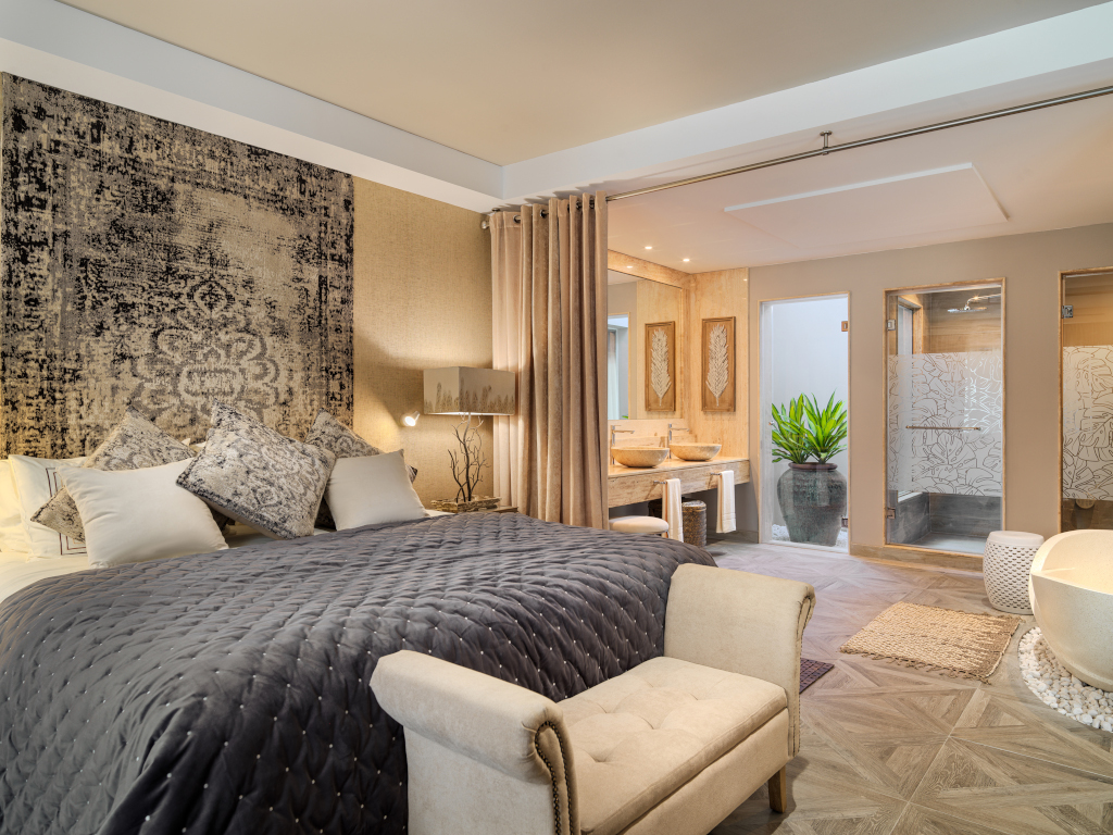 Luxe hotelkamer met queen size bed en moderne badkamer op Tenerife.