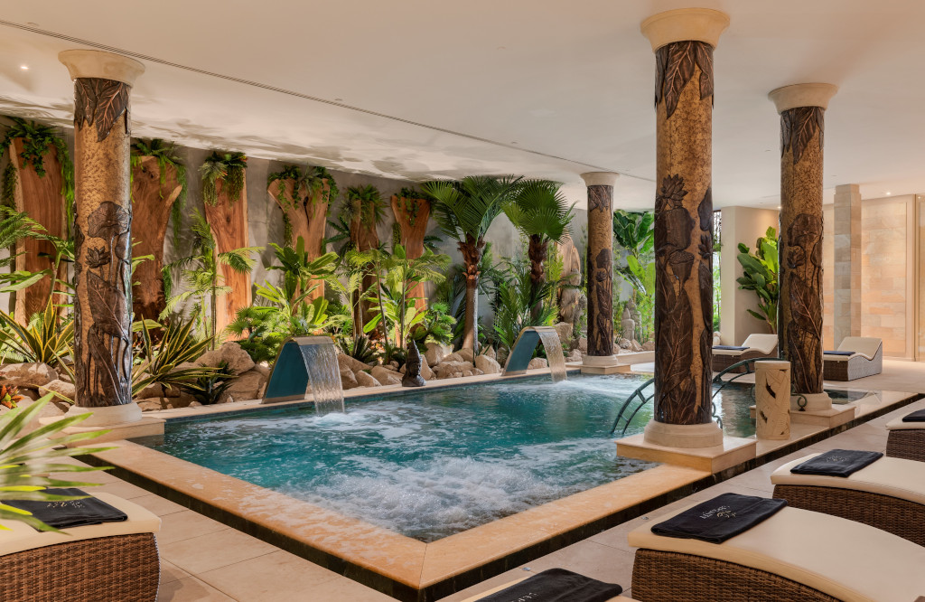 Een overdekt zwembad omringd door zuilen en groen in de spa van Tenerife.