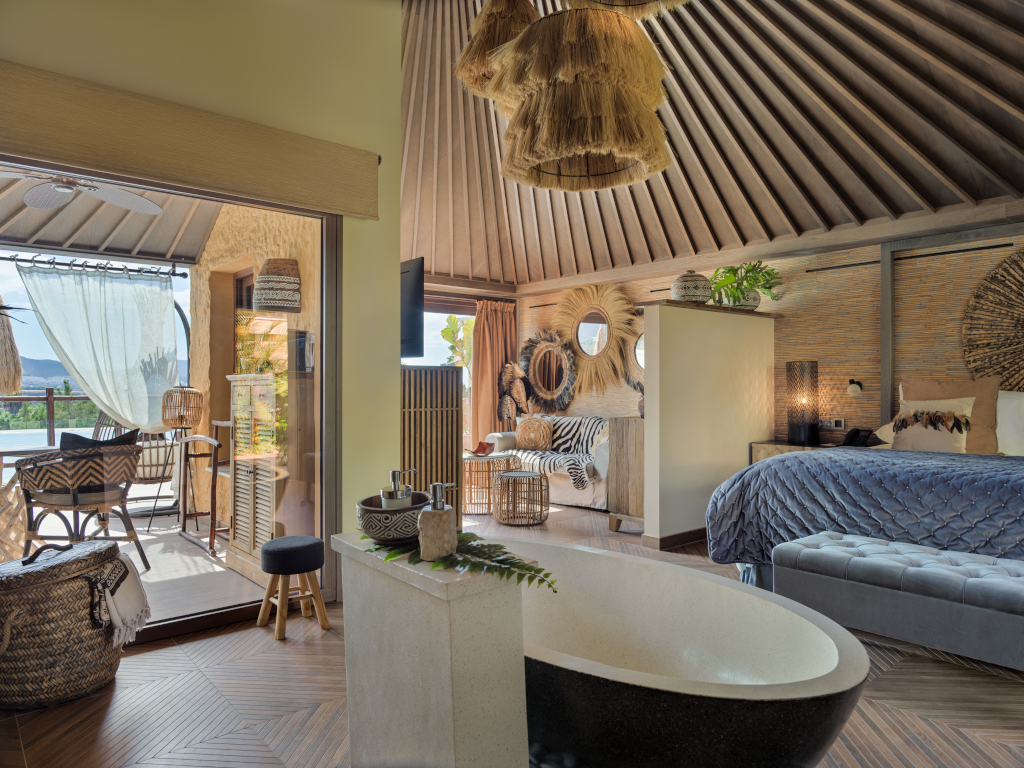 Moderne kamer met etnische inrichting en een terras met uitzicht op Tenerife.