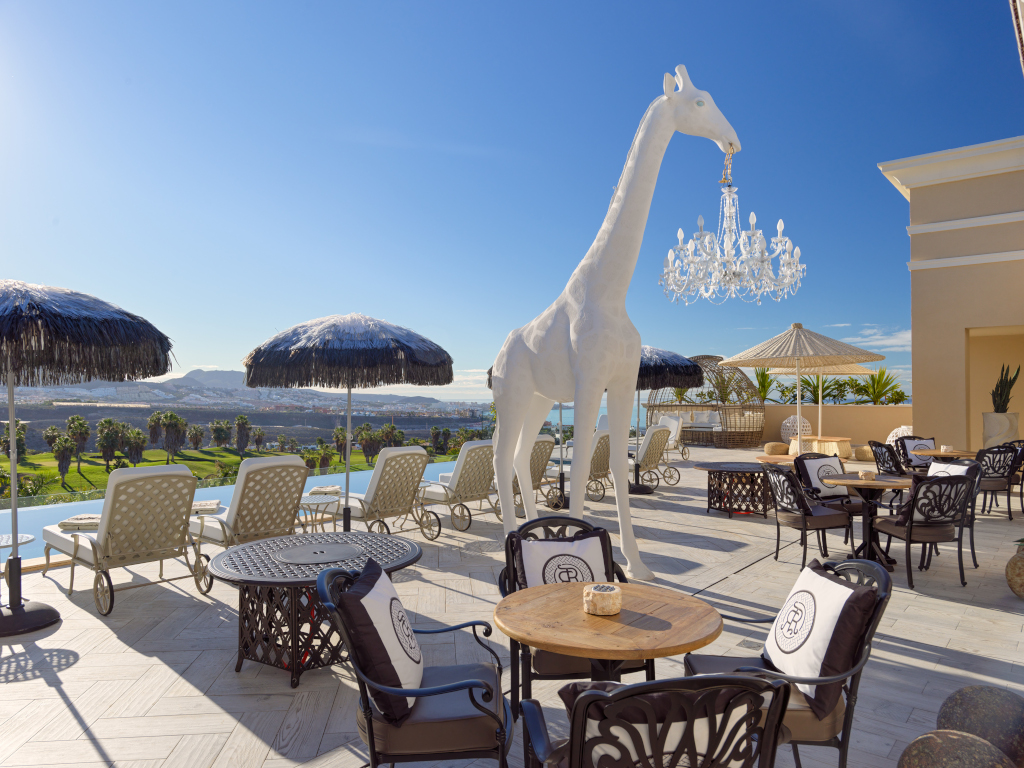 Terras met witte giraffensculptuur en uitzicht op het platteland op Tenerife.