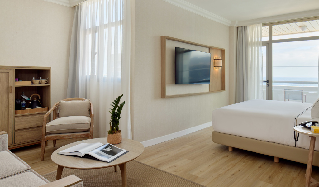 Kamer met bed, tv en zeezicht op Tenerife.