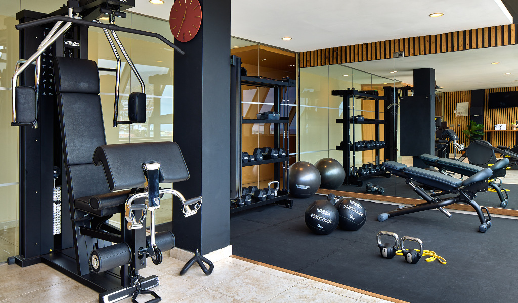 Sportschool met moderne apparatuur en gewichten in een hotel op Tenerife.
