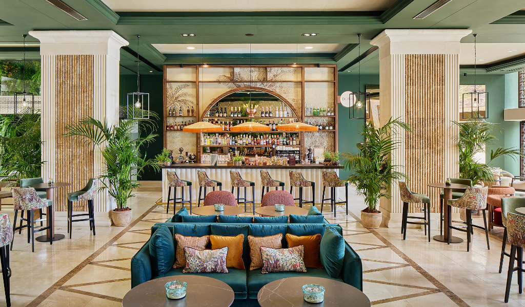 Chique bar met banken en stoelen in een hotel op Tenerife. Flessen stonden achter de bar in een rij.