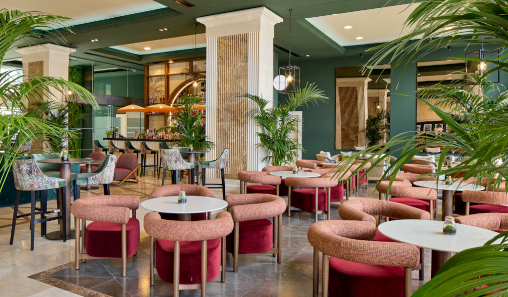 Moderne eetzaal met tafels en stoelen omringd door planten in Tenerife.