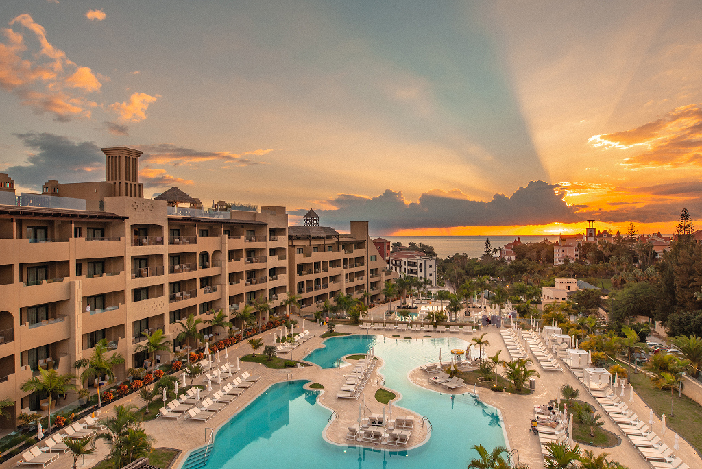 Hotel met zwembad en uitzicht op de zonsondergang in het zuiden van Tenerife.