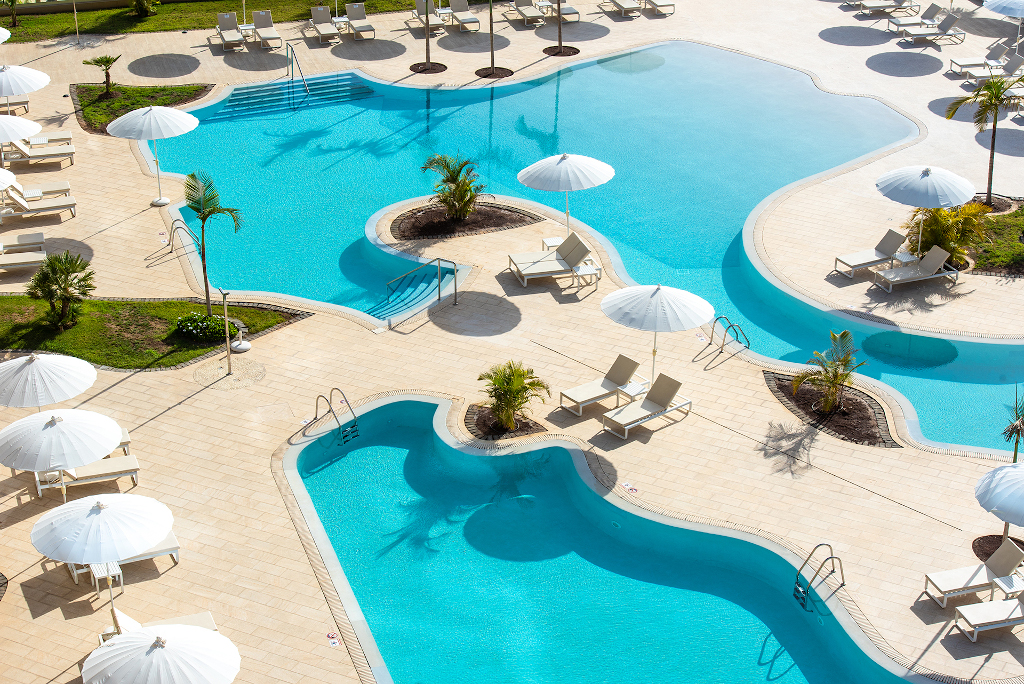 Zwembad met parasols en ligstoelen in een hotel op Tenerife.