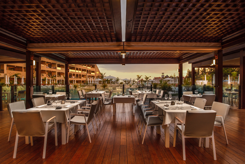 Openluchtrestaurant met tafels die in Tenerife zijn klaargemaakt.