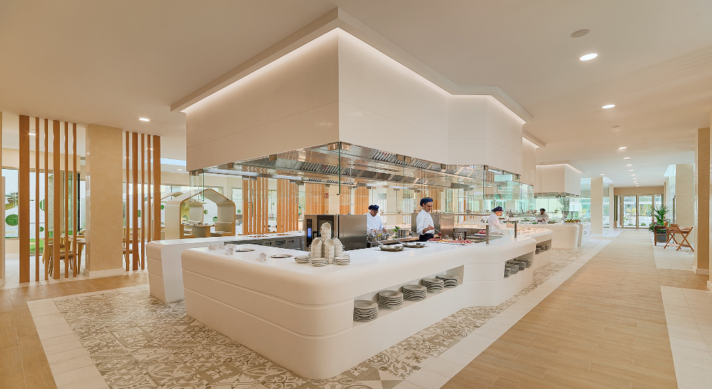 Moderne keuken in een hotelrestaurant op Tenerife, met chefs aan het werk.