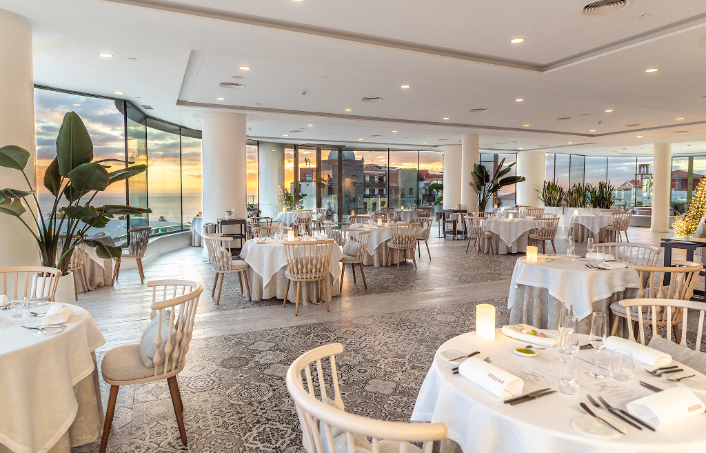 Elegant restaurant met zeezicht bij zonsondergang op Tenerife.