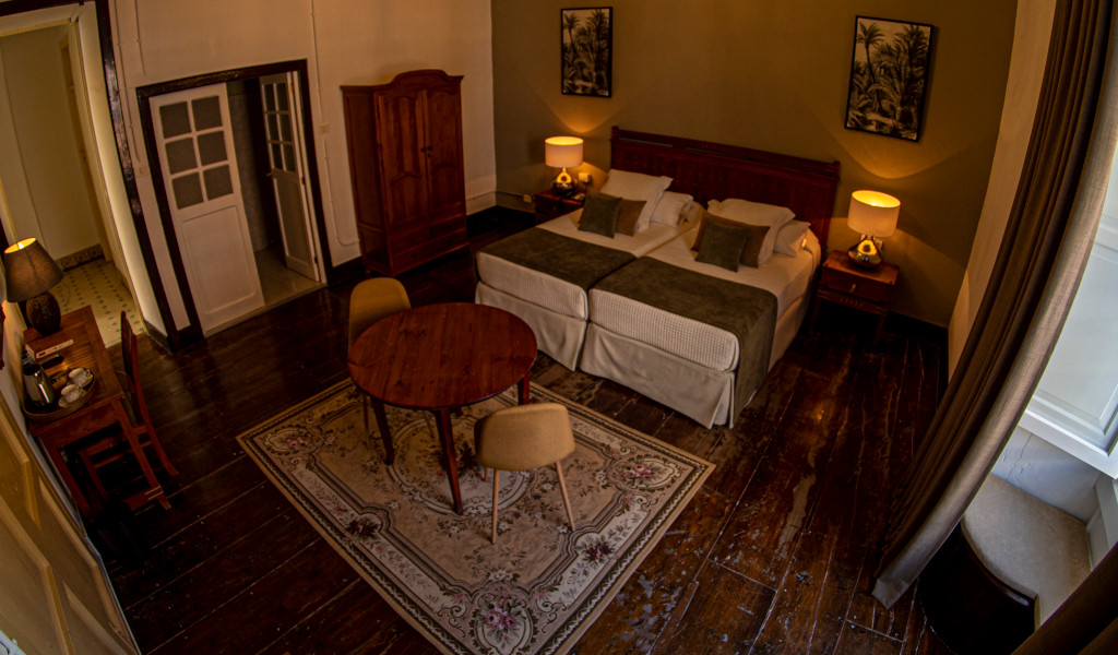 Dubbele kamer met houten meubels en tapijt op Tenerife.