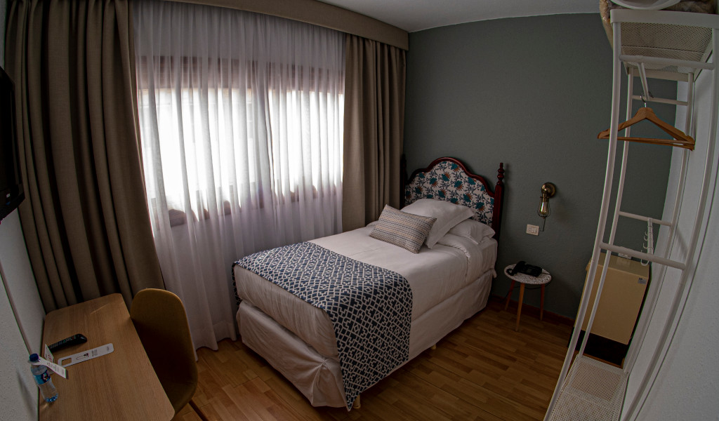 Eenpersoonsbed in een gezellige kamer met bureau op Tenerife.