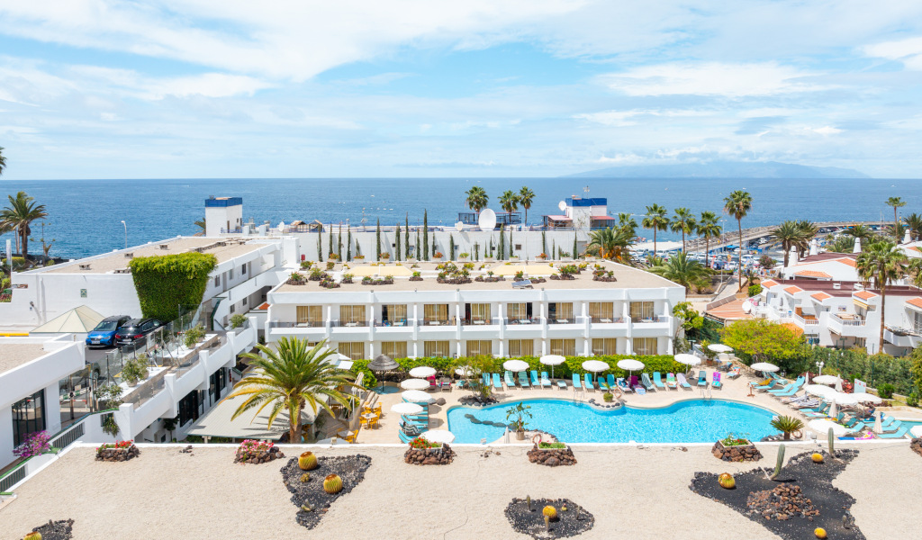 Luchtfoto van een hotel met zwembad en zee op de achtergrond in Puerto de la Cruz, Tenerife.