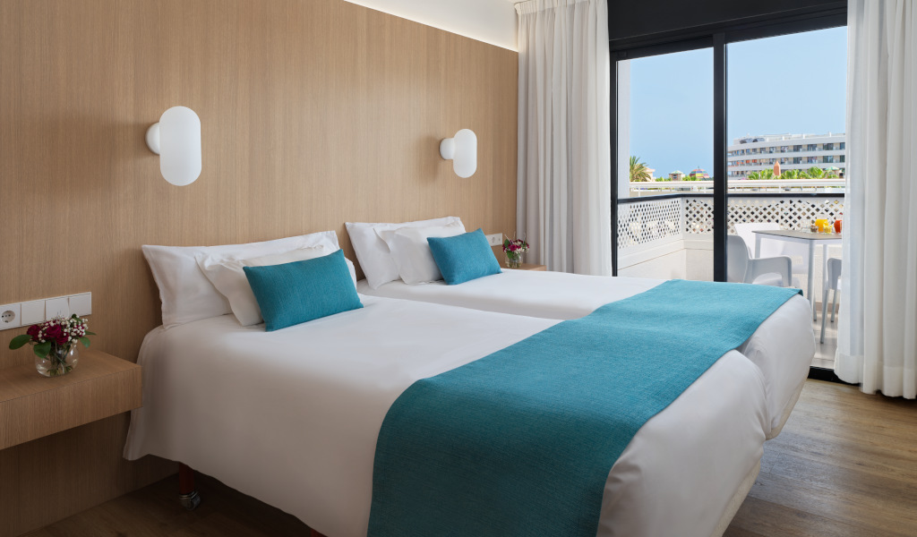 Dubbele kamer met balkon en uitzicht in een hotel op Tenerife.