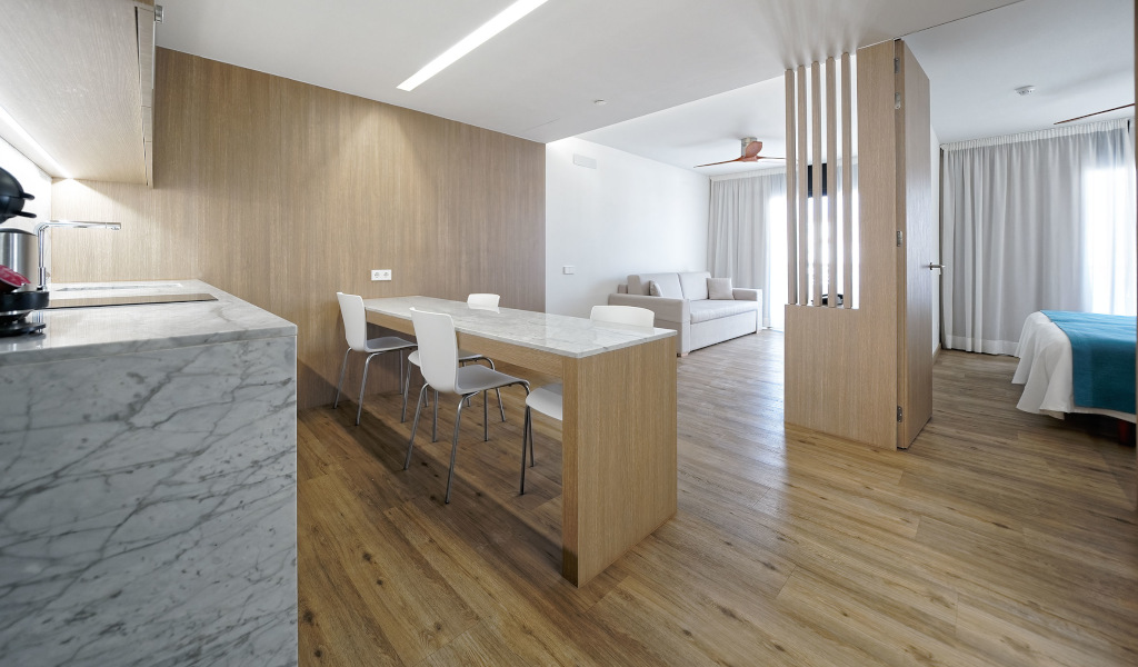 Keuken en eetkamer met marmeren tafel in een appartement op Tenerife.