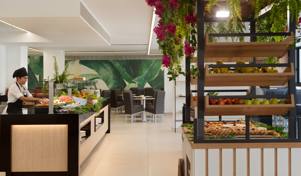 Kok die fruit en brood serveert bij een buffet op Tenerife.