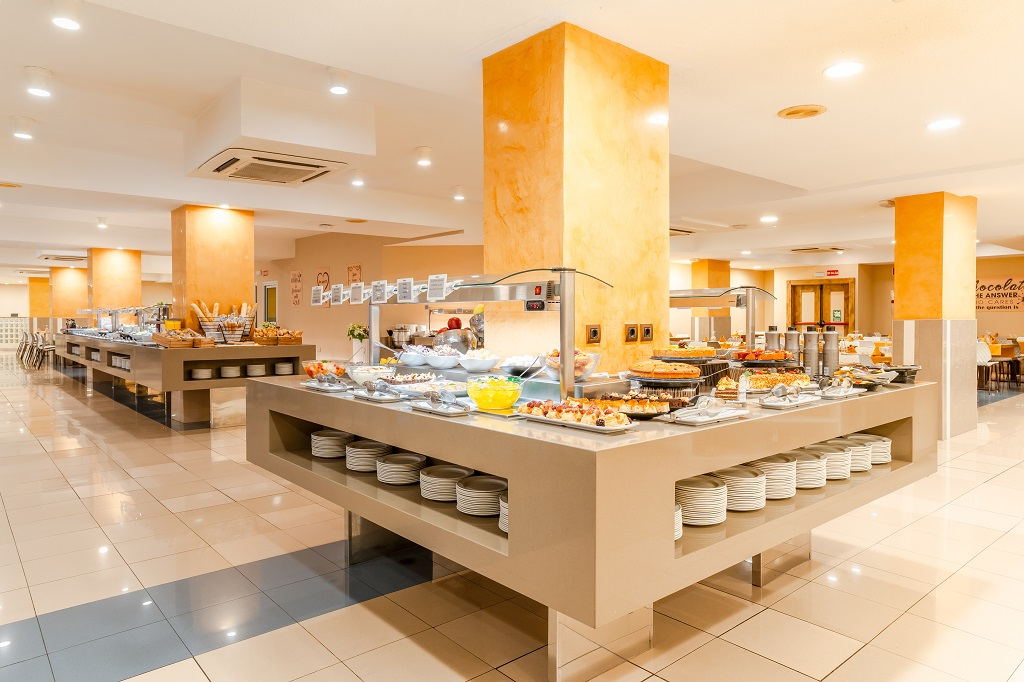 Buffet met een verscheidenheid aan gerechten in een hotelrestaurant op Tenerife.