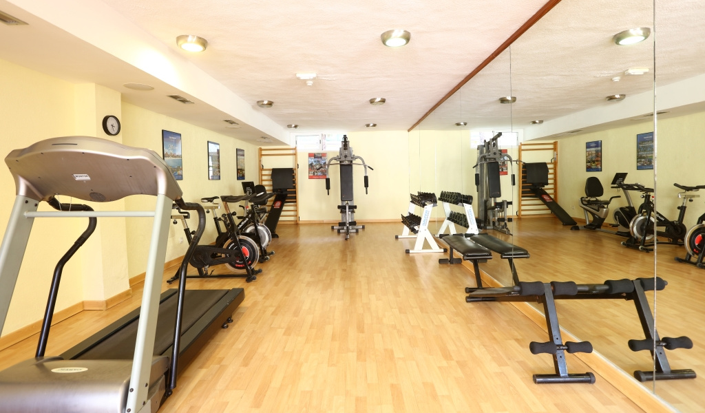 Fitnesscentrum met fitnessapparatuur in het hotel van Tenerife, inclusief loopbanden en gewichten.