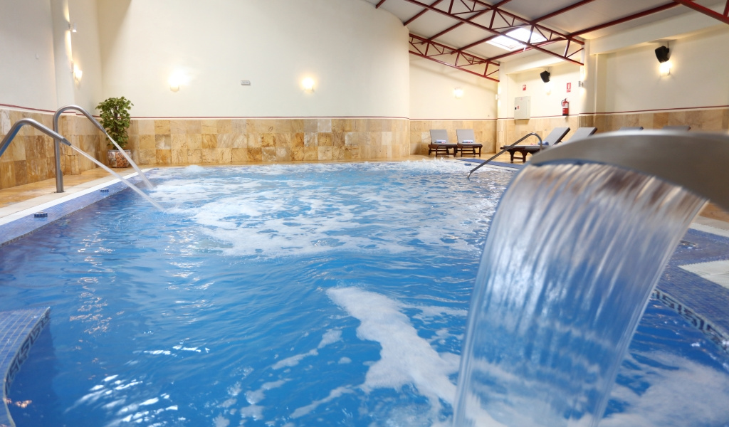 Binnenzwembad met waterval in de spa van Tenerife.