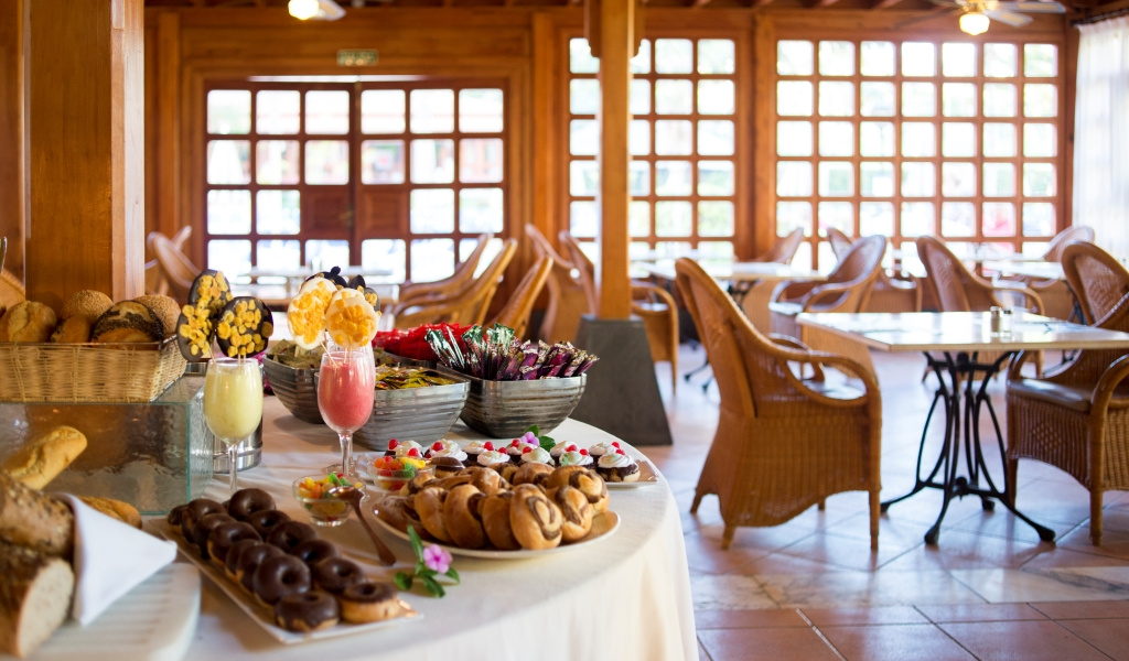 Ontbijttafel met gebak en sappen in een restaurant op Tenerife.