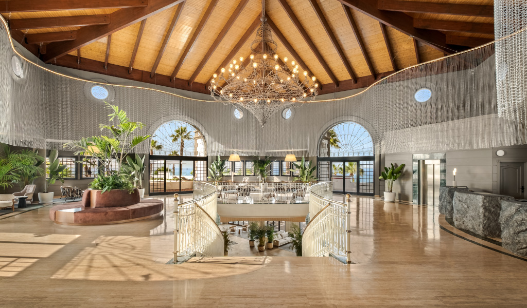 Ruime lobby met houten plafond en planten in een hotel op Tenerife.