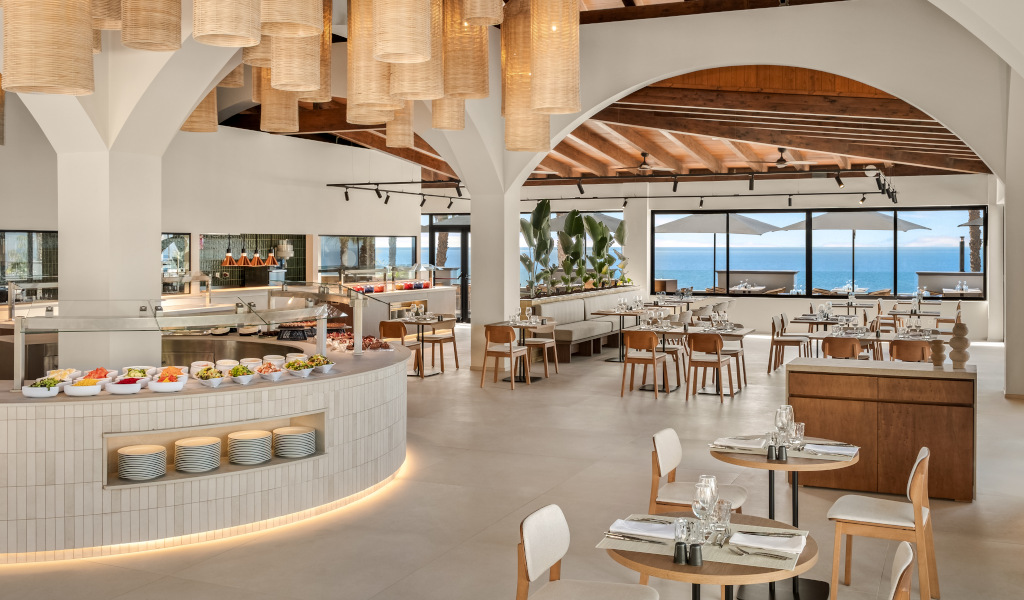 Restaurant met buffet en zeezicht op Tenerife, moderne decoratie en gedekte tafels.