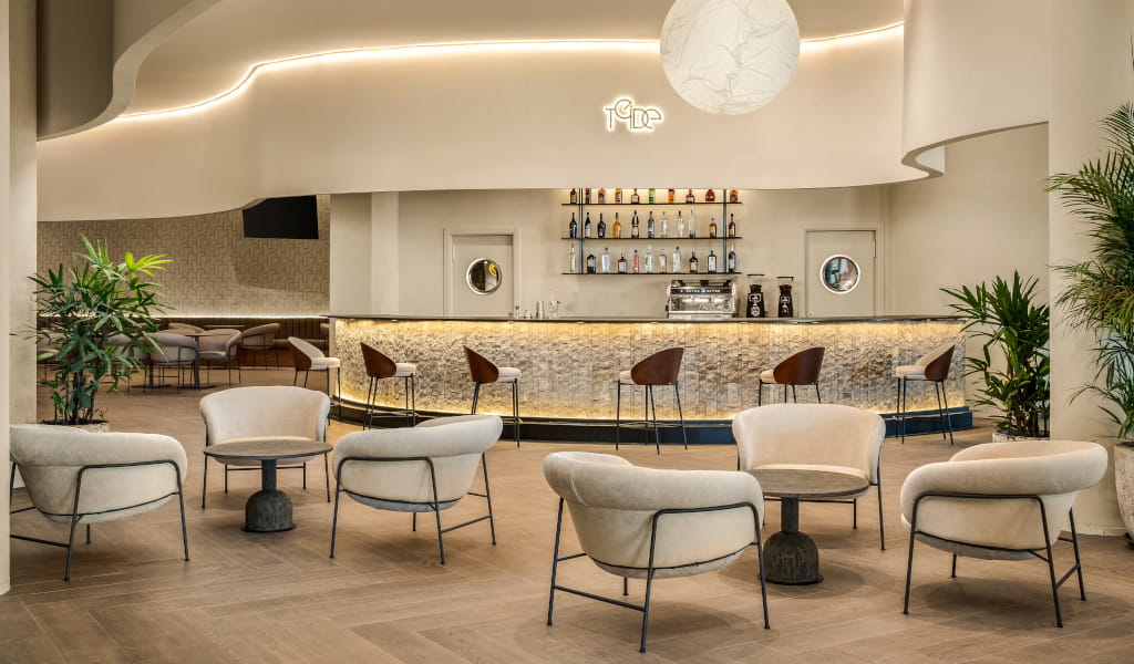 Hedendaagse bar met stoelen en verlichte bar, binnen op Tenerife.